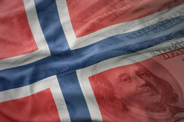 Πολύχρωμο κυματίζει η εθνική σημαία της Νορβηγίας σε ένα αμερικανικό δολάριο χρήματα φόντο. έννοια των οικονομικών — Φωτογραφία Αρχείου