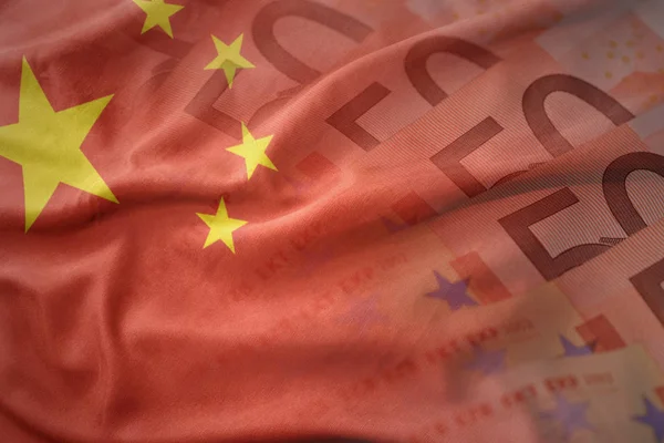 カラフルなユーロのお金紙幣の背景に中国の国旗を振っています。財務の概念 — ストック写真