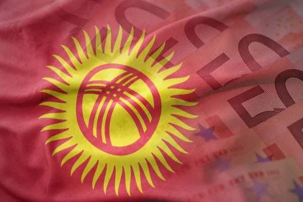 Renkli Kırgızistan euro para banknot arka plan üzerinde bayrağı sallayarak. Ekonomi kavramı — Stok fotoğraf