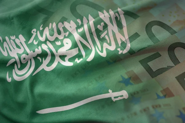 Colorido ondeando bandera nacional de Arabia Saudí sobre un fondo de billetes de dinero en euros. concepto de financiación —  Fotos de Stock