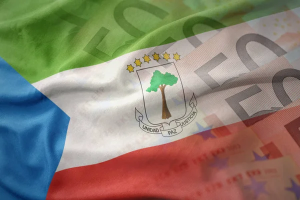 Bandiera nazionale sventolante colorata di ghinea equatoriale su uno sfondo di banconote in euro. concetto di finanziamento — Foto Stock