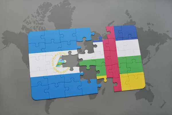 Rompecabezas con la bandera nacional de nicaragua y la República Centroafricana en un mapa del mundo — Foto de Stock