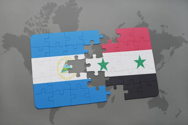 Puzzel met de nationale vlag van nicaragua en Syrië op een wereldkaart — Stockfoto