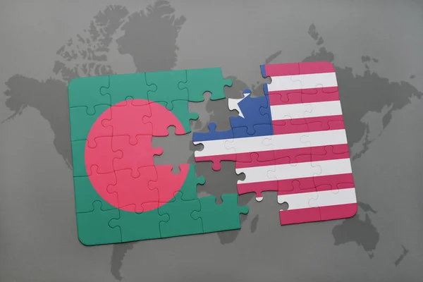 Puzzle con la bandiera nazionale del bangladesh e della liberia su una mappa del mondo — Foto Stock
