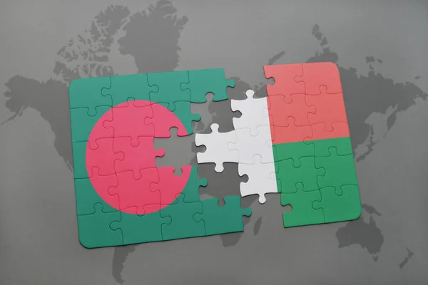 Puzzel met de nationale vlag van bangladesh en Madagaskar op een wereldkaart — Stockfoto
