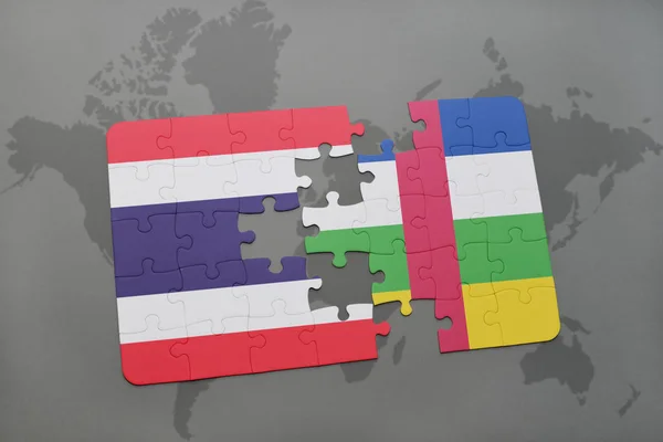 Puzzel met de nationale vlag van thailand en de Centraal-Afrikaanse Republiek op een kaart van de wereld — Stockfoto