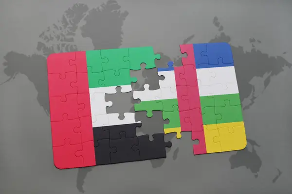 Puzzel met de nationale vlag van Verenigde Arabische Emiraten en de Centraal-Afrikaanse Republiek op een kaart van de wereld — Stockfoto