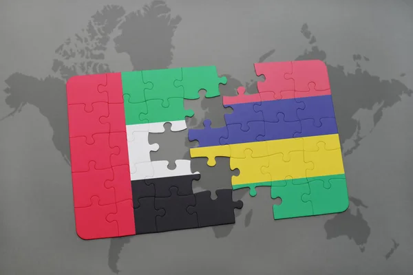 Rompecabezas con la bandera nacional de emiratos árabes unidos y mauritius en un mapa del mundo — Foto de Stock