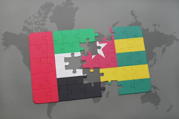 Puzzel met de nationale vlag van Verenigde Arabische Emiraten en togo op een wereldkaart — Stockfoto