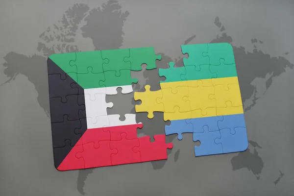 Puzzel met de nationale vlag van Koeweit en gabon op een wereldkaart — Stockfoto