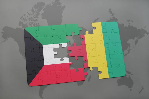 Quebra-cabeça com a bandeira nacional do kuwait e da Guiné em um mapa mundial — Fotografia de Stock