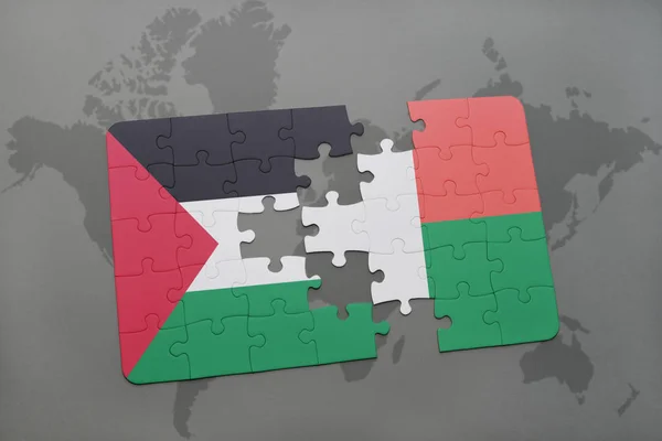Rompecabezas con la bandera nacional de palestina y madagascar en un mapa del mundo —  Fotos de Stock