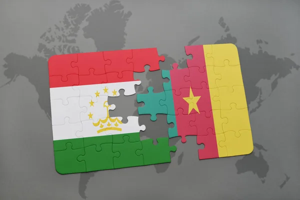 Puzzle com a bandeira nacional do Tajiquistão e dos Camarões num mapa mundial — Fotografia de Stock