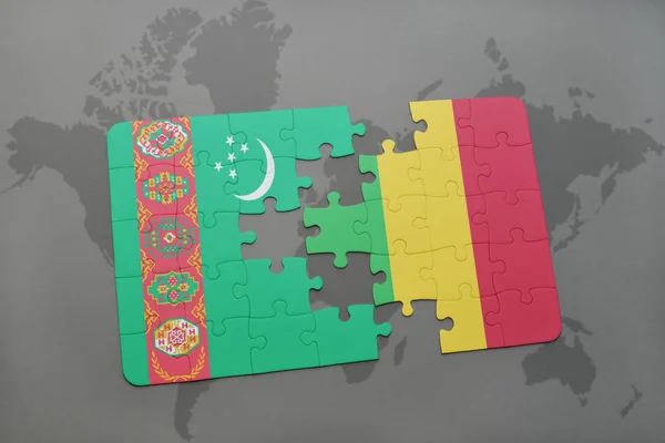 Puzzle con la bandiera nazionale del turkmenistan e mali su una mappa del mondo — Foto Stock