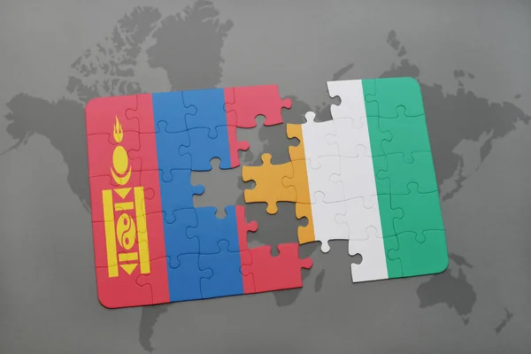 Mongólia zászlaja puzzle és cote divoire térképen — Stock Fotó