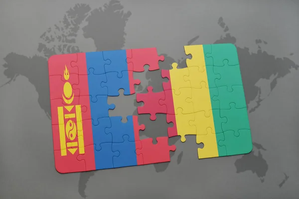 Puzzle con la bandiera nazionale di mongolia e ghinea su una mappa del mondo — Foto Stock