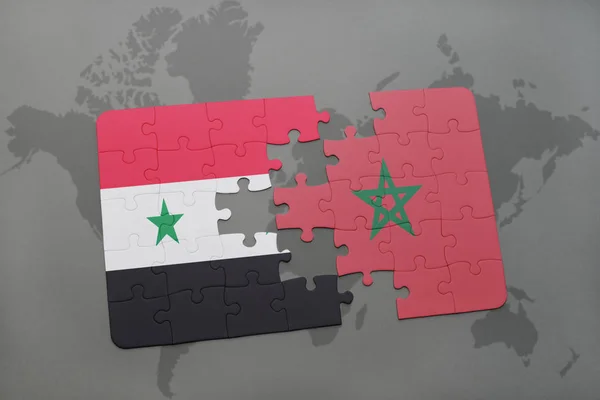 Puzzel met de nationale vlag van Syrië en Marokko op een wereldkaart — Stockfoto