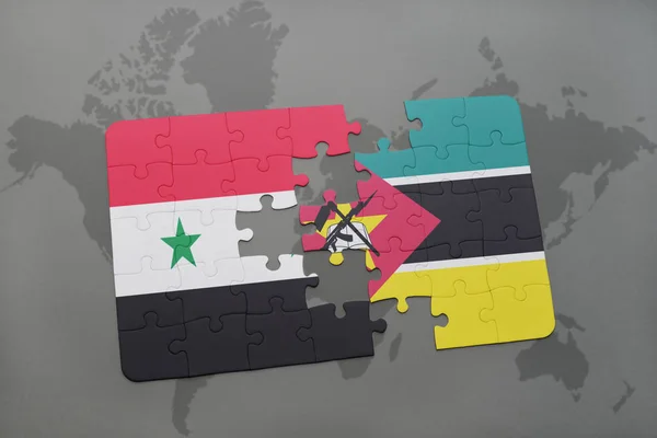 Головоломка з національним прапором Сирії та Мозамбіку на карті світу — стокове фото