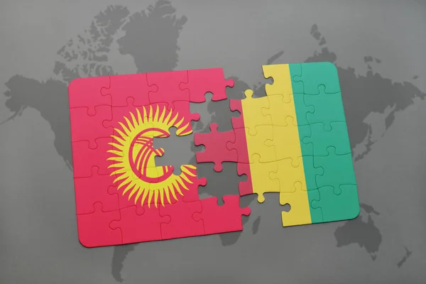 Puzzle mit der Nationalflagge von Kyrgyzstan und Guinea auf einer Weltkarte — Stockfoto