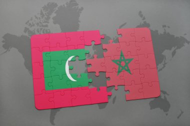 Maldivler ve Fas bir dünya haritası üzerinde ulusal bayrak ile bulmaca