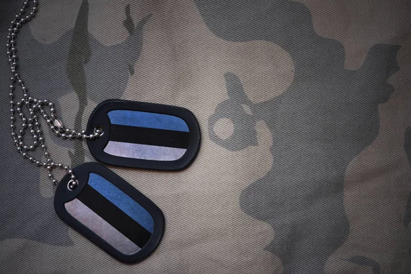 Армія пуста, тег собаки з прапором естонії на тлі текстури хакі. військова концепція — стокове фото