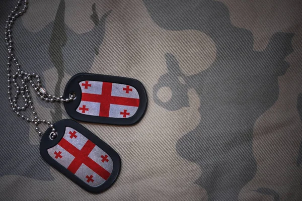 Армія пуста, собача мітка з прапором Грузії на тлі текстури хакі. військова концепція — стокове фото