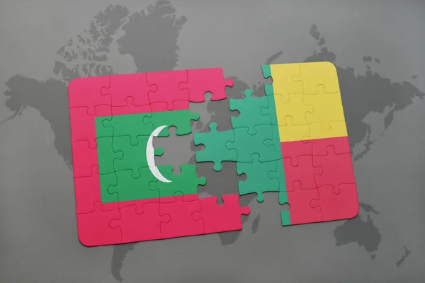 Puzzle mit der Nationalflagge der Malediven und Benin auf einer Weltkarte — Stockfoto