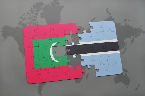Puzzle con la bandiera nazionale delle Maldive e del Botswana su una mappa del mondo — Foto Stock