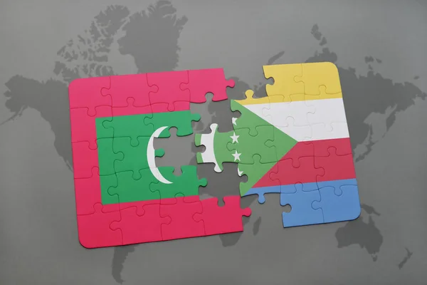 Puzzel met de nationale vlag van de Maldiven en Comoren op een wereldkaart — Stockfoto