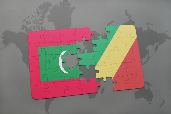 Rompecabezas con la bandera nacional de las maldivas y la república del congo en un mapa del mundo — Foto de Stock