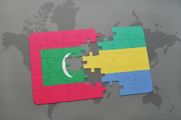 Puzzel met de nationale vlag van de Maldiven en gabon op een wereldkaart — Stockfoto