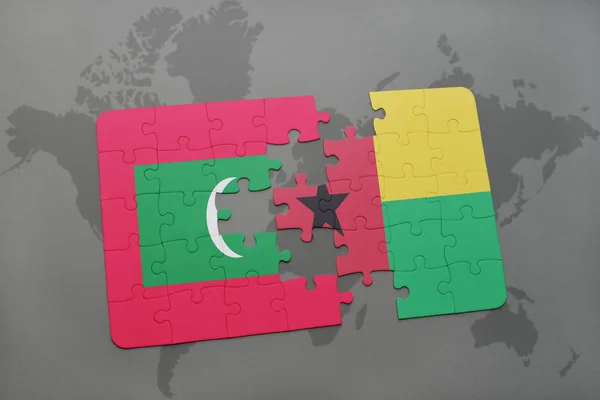 Rompecabezas con la bandera nacional de las maldivas y bissau de Guinea en un mapa del mundo — Foto de Stock