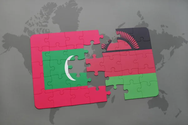 Головоломка с национальным флагом Мальдив и Малави на карте мира — стоковое фото