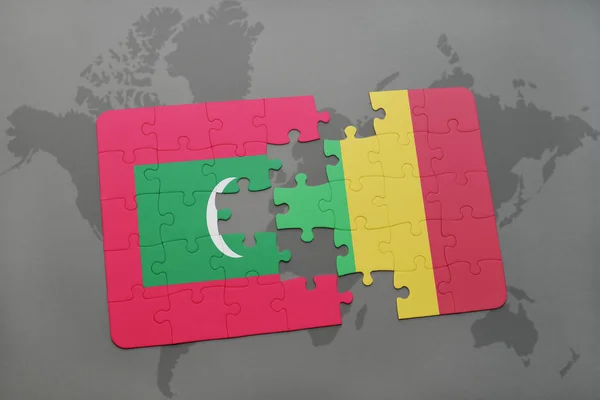 益智与马尔代夫和马里的国旗在世界地图上 — 图库照片