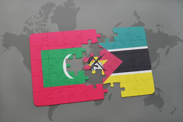 A nemzeti zászló, a Maldív-szigeteken és Mozambik a világtérképen puzzle — Stock Fotó