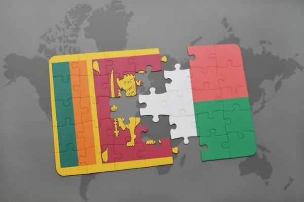 Puzzel met de nationale vlag van sri lanka en Madagaskar op een wereldkaart — Stockfoto