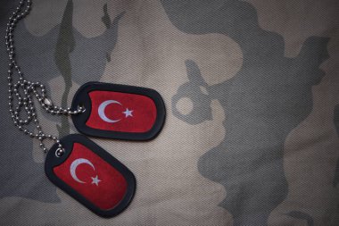 Ordu boş, köpek etiket haki doku arka plan üzerinde Türkiye'nin bayrak ile. askeri kavram