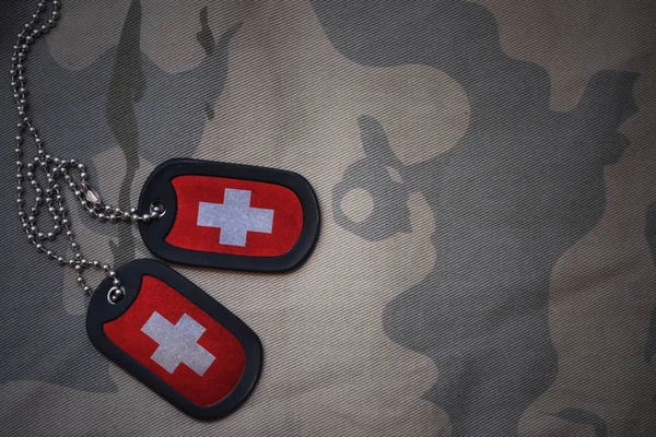 Армія порожнім, собака тег з прапор Швейцарії на фоні хакі текстури. Військова концепція — стокове фото