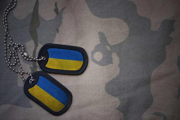 Армія пуста, собача мітка з прапором України на тлі текстури хакі. військова концепція — стокове фото