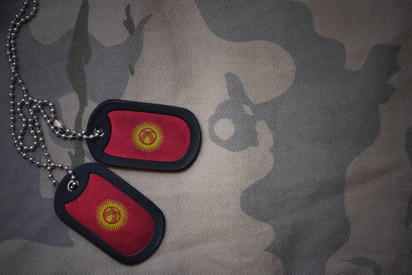 Hadsereg üres, kutya tag Kirgizisztán zászlaja a khaki textúra a háttér. katonai koncepció — Stock Fotó