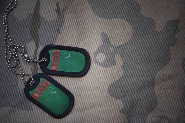 Армія пуста, собача мітка з прапором Туркменістану на тлі текстури хакі. військова концепція — стокове фото