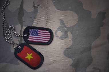Ordu boş, köpek etiketi ile Amerika Birleşik Devletleri ve vietnam bayrağı haki doku arka plan üzerinde. askeri kavram