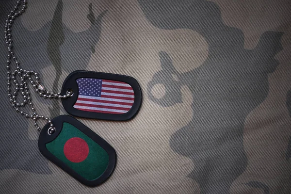Армія пуста, собача мітка з прапором об'єднаних держав америки і бангладешу на тлі текстури хакі. військова концепція — стокове фото