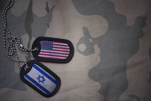 Армія пуста, собача мітка з прапором об'єднаних держав Америки та Ізраїлю на тлі текстури хакі. військова концепція — стокове фото