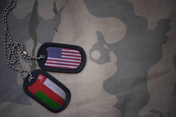 Армія пуста, собача мітка з прапором об'єднаних штатів америки і оману на тлі текстури хакі. військова концепція — стокове фото