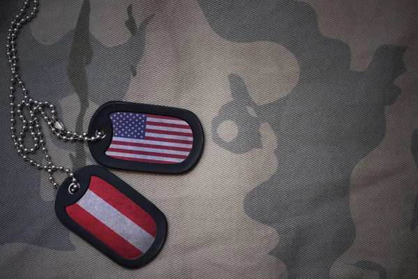 陸軍カーキ テクスチャ背景にアメリカ合衆国やオーストリアの旗と空白、犬のタグ。ミリタリー コンセプト — ストック写真