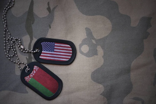 Армія пуста, собача мітка з прапором об'єднаних держав америки і білорусів на тлі текстури хакі. військова концепція — стокове фото