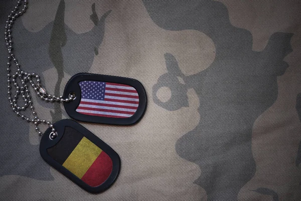 Армія порожнім, собака тег з прапором США та Бельгії на фоні хакі текстури. Військова концепція — стокове фото