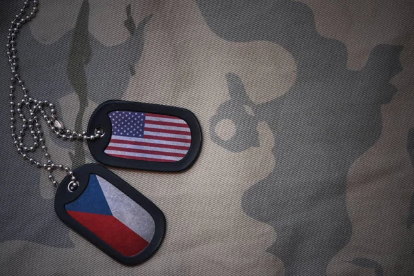 Militer kosong, tag anjing dengan bendera Amerika Serikat dan republik czech di latar belakang tekstur khaki. konsep militer — Stok Foto