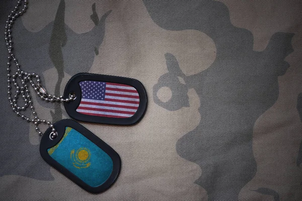 Армія порожнім, собака тег з прапором США та Казахстану на фоні хакі текстури. Військова концепція — стокове фото
